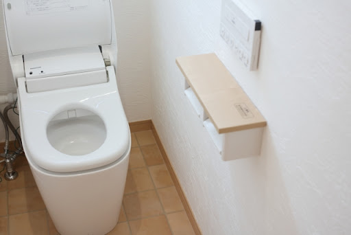 トイレの壁や床にタイルを使うのってどうなの？特徴や掃除方法についても解説